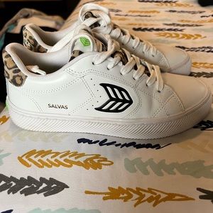 Cariuma Salvas Leather/Leopard Size 6